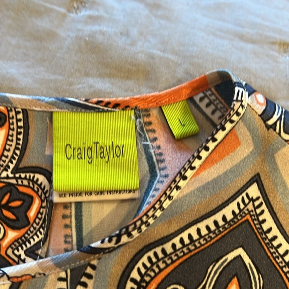 Craig Taylor 💯silk blouse. Gorgeous print in silver, blue, white. Keyhole neck - Picture 4 of 13